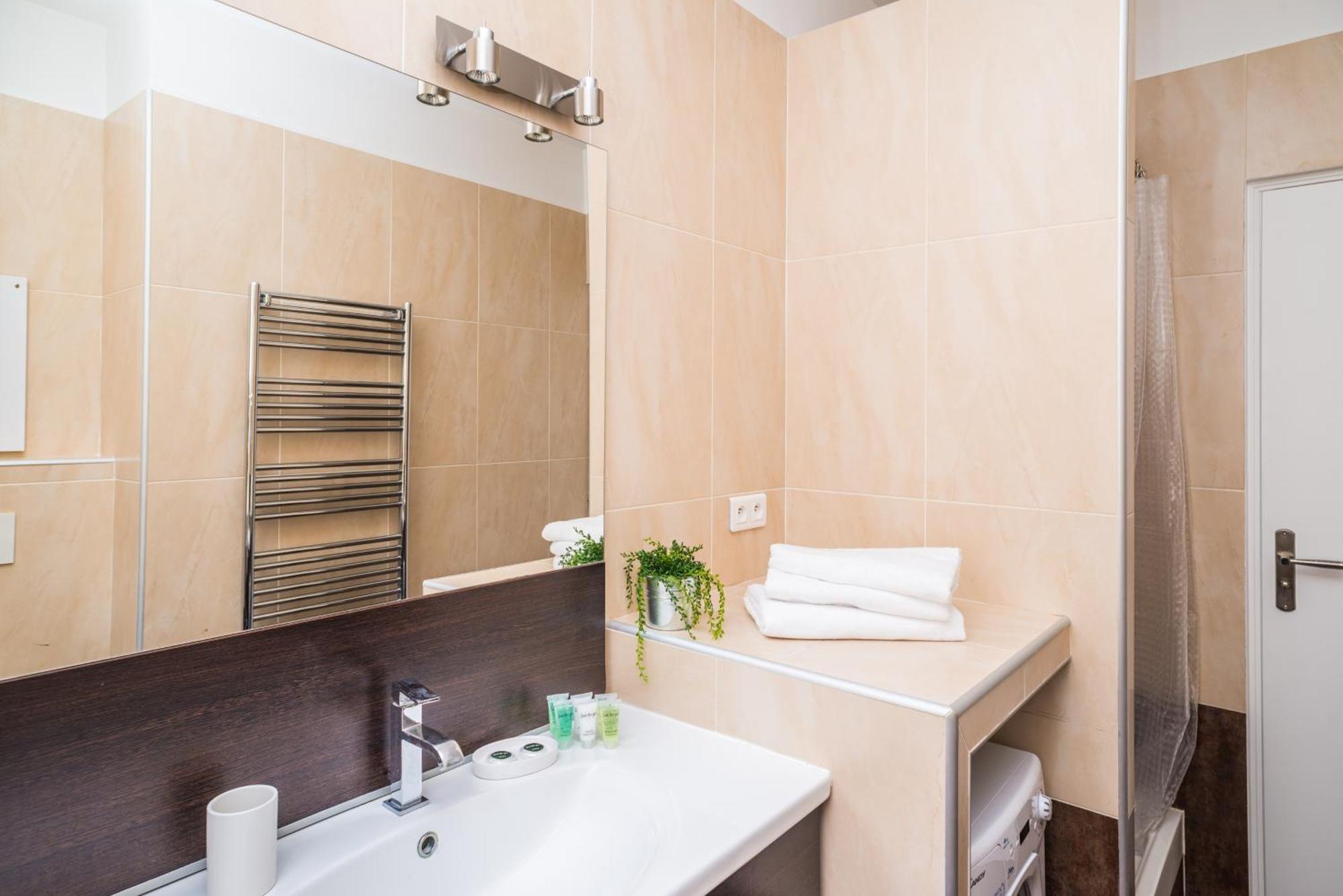 Modern 2-Bedroom City Center Apartment Niza Exterior foto